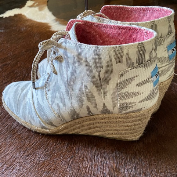 TOMS grey pattern wedges - Picture 2 of 5